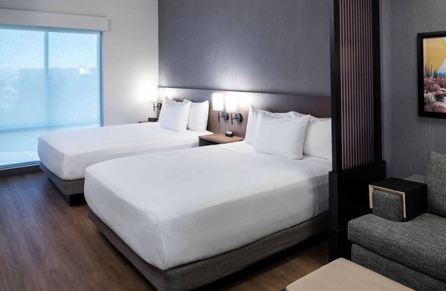 Walk to ASU from Modern Tempe Suite – Near Dining, Nightlife & Downtown Phoenix