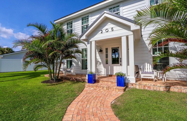 Walk to Beach-300 steps! Luxury House on Jupiter Island. Heated Private Pool/Spa