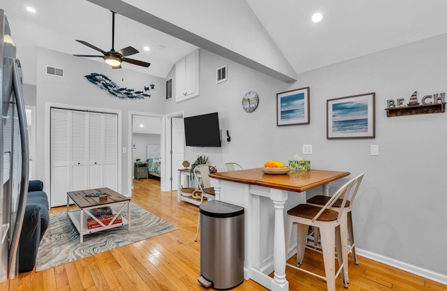 Walk to beach! 4 Beach Badges Included. BBQ + Fire Pit. Towels and Linens incl.