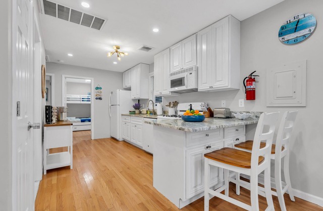 Walk to Beach! 4 Beach Badges Included. BBQ + Fire Pit. Towels + Linens Included