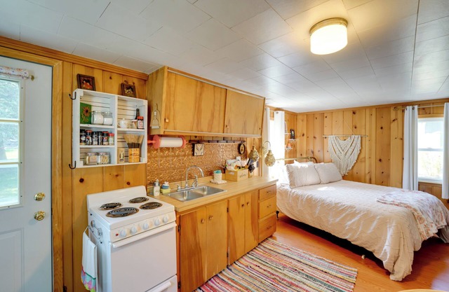 Walk to Beach Access! Chic Port Austin Studio