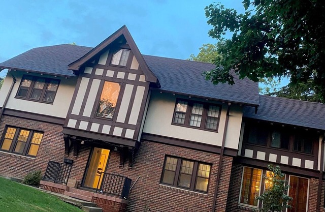 Walk to Big House, campus-bars-restaurants. Fully renovated & HUGE. Sleeps 12.