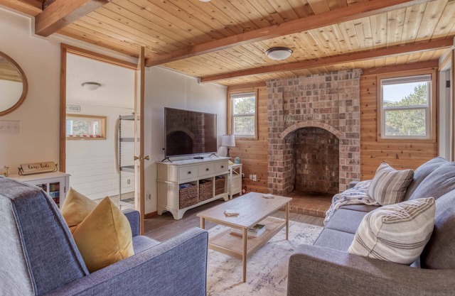 Walk to Cape Kiwanda from This Casual Charmer with Sweet Queen Loft Bedroom!