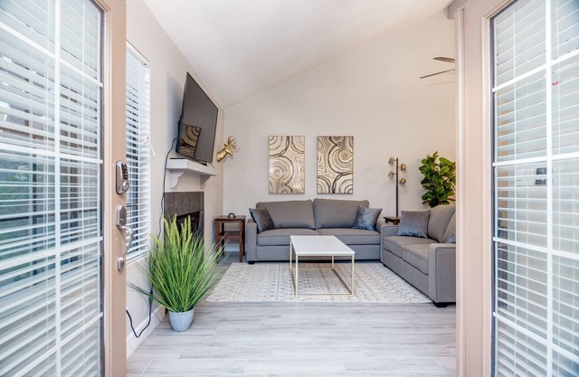 Walk to Cubs stadium ! Centrally Located Cozy Modern Condo