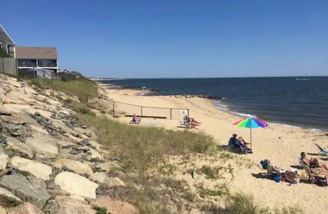 Walk to DennisPort Beaches 4 min.Bars and restaurants 2min walk.Perfect Location