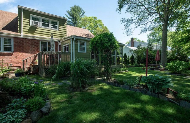 Walk to Downtown Fire Pit Huge Backyard, Free Parking