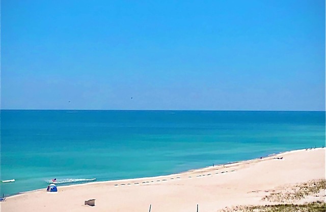 Walk to Flora-Bama! On Beach! We love snowbirds! Monthly discount!