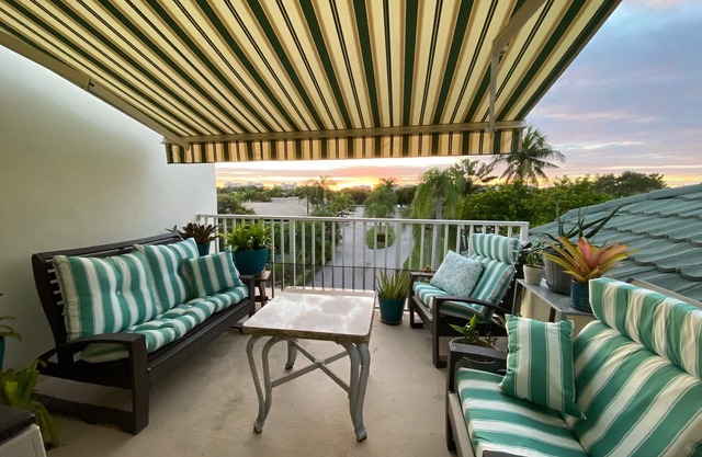 Walk to Jupiter Beach! 3 bdrm condo with private balcony.