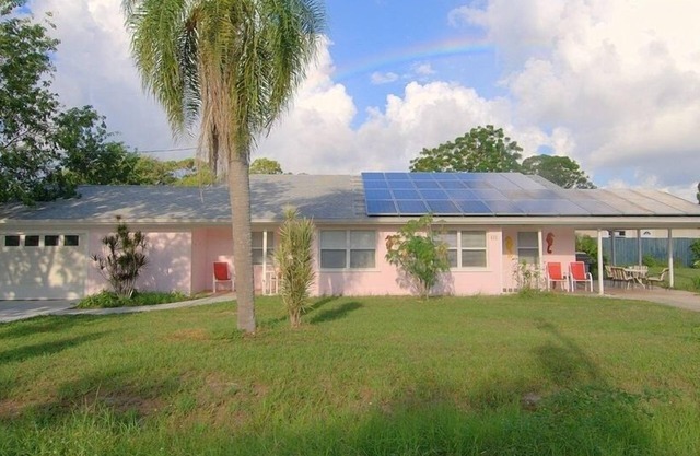 Walk to Nokomis Beach. Quality, Cleanliness, Affordable. Cable TV, Full Kitchen
