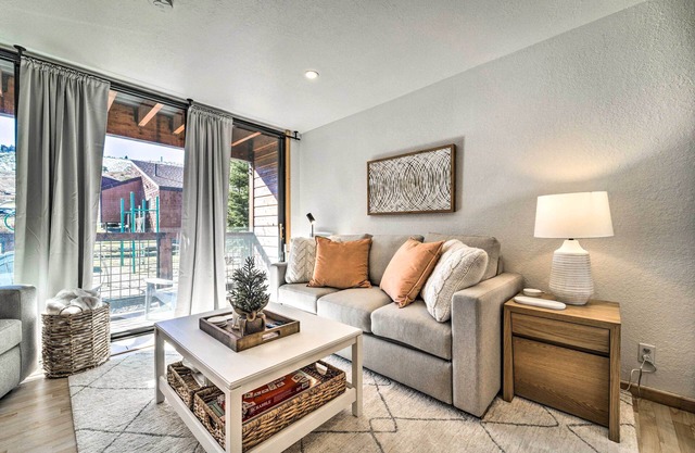 Walk to Ski Resort: Tahoe Donner Studio w/Balcony