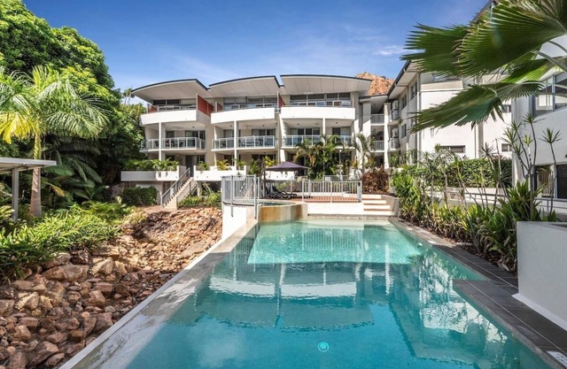 Walk to Strand and Ocean - Luxury Gregory Street Apartment