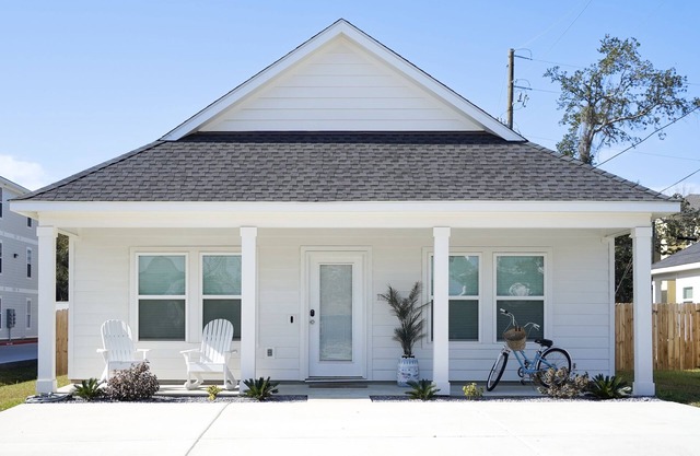 WALK TO THE BEACH & COMES WITH TWO BIKES! BUILT IN 2023