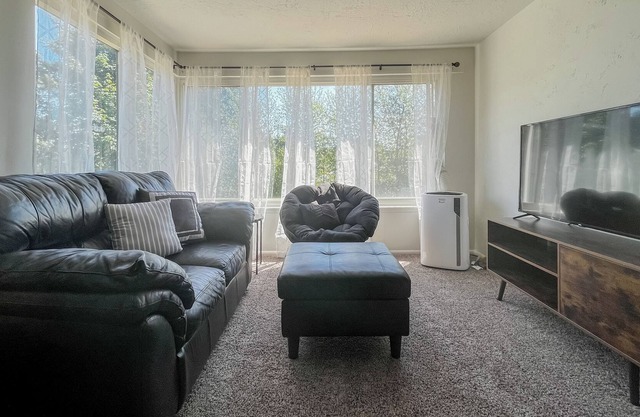 Walk to the beach! Relocation specialist. Rent discount if you're buying a home!