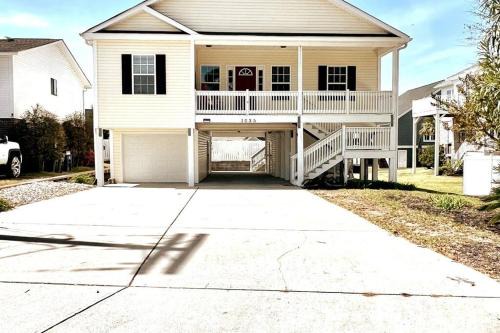 Walk to the Beach-Sleeps 10 and Golfcart