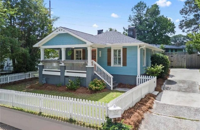 Walk to the Square - Marietta’s Bluebird Bungalow