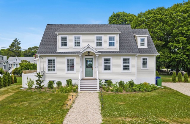Walk to Town, Sauna + Cold Plunge, Chef’s Kitchen, Central AC, Backyard