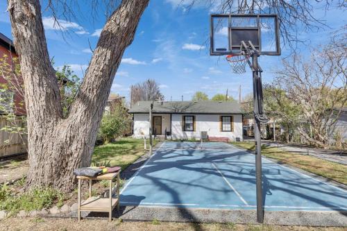 Walkable DT Foliage Haven with Pickleball Court