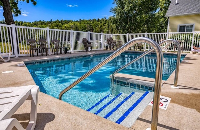 Walkable home to downtown Fish Creek- outdoor community pool