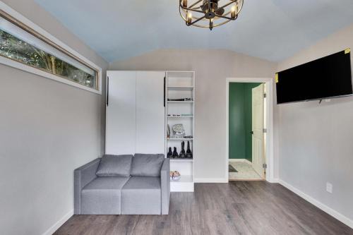 Walkable Private Guest House Studio with Pickleball Court