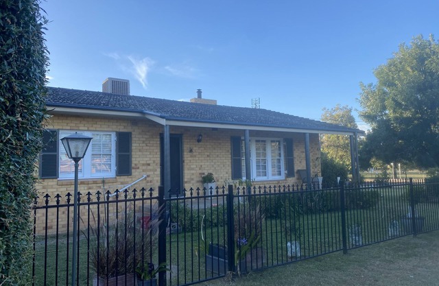 Walking distance to West Leagues Club & Golf Club 3 bedroom home, enclosed yard