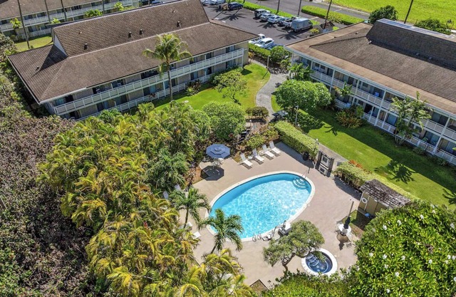 Walking Distance from Papaloa Beach, Outdoor Pool, Free Parking, Full Kitchen!