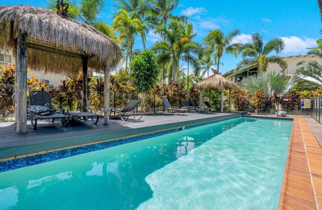 Wallaby Outlook- Tranquil Trinity Beach Retreat | Pool, Balcony & Nature Views