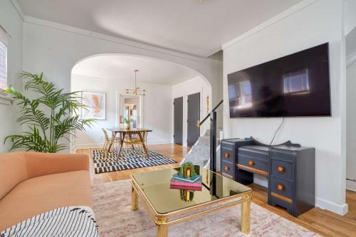 Warhol Suite - Cozy Apartment - 92 WalkScore