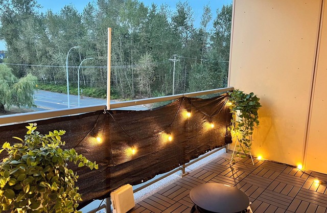 Warm and inviting condo - 5 minutes from local shopping and eateries!