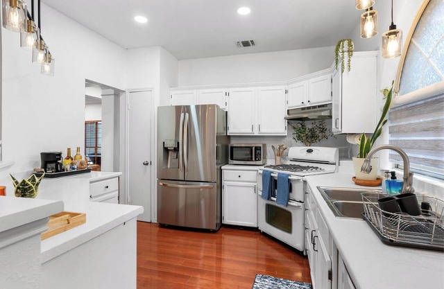 Warm Austin Retreat 3BR & 2Baths Pet Friendly