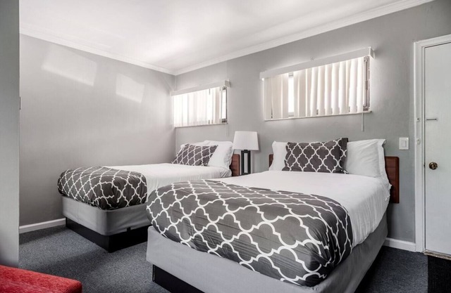 Warm Private Room in Detroit for Up to 4 w/Wifi