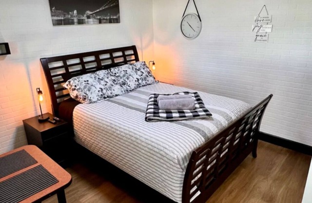 Warm studio near to the airport with AC and WiFi