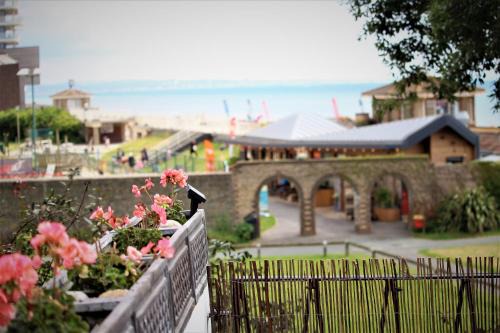 Warwick House - Stunning house with terrace and sea views, sleeps 11
