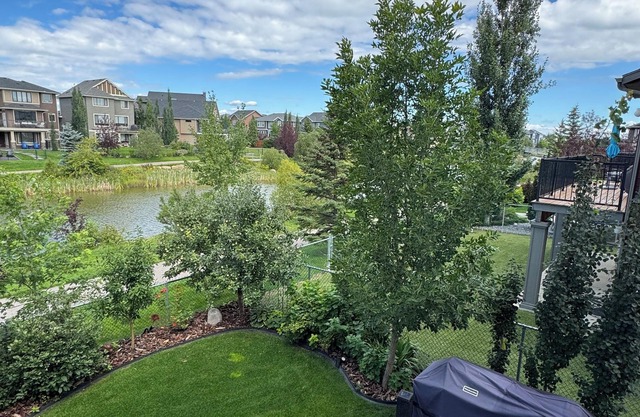 Water Front 2-Story Luxury furnished home in Airdrie! 15min from CalgaryAirport.