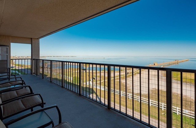 Water's Edge | Balcony + 1000 ft Fishing Pier!