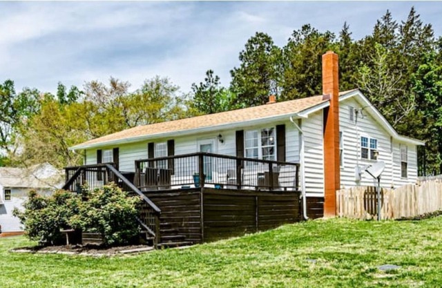 Water View - 1 Acre, Great Location! Chickens!