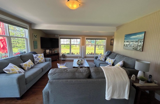 Water View Cottage With Hot Tub, Just Minutes To North Shore Beach