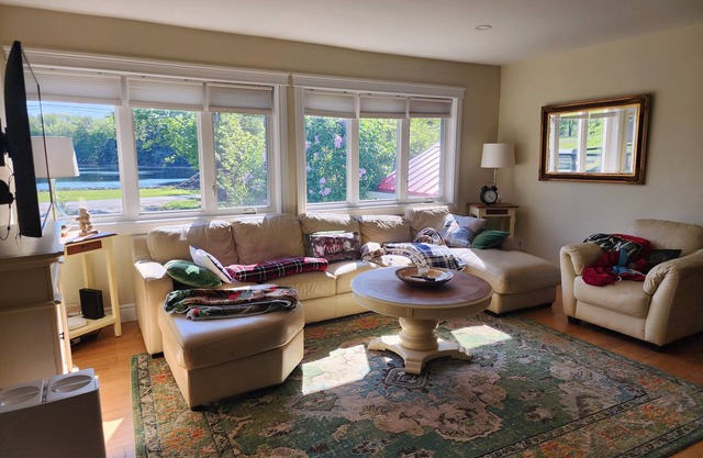 Waterfont close to town and walking trails with country feel