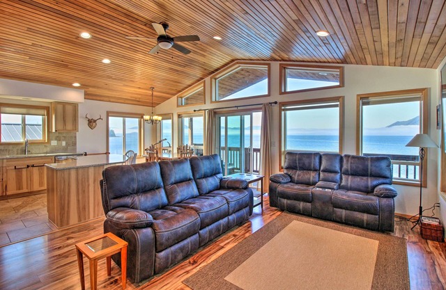 Waterfront Apt w/Mtn View, Walk Into Town!