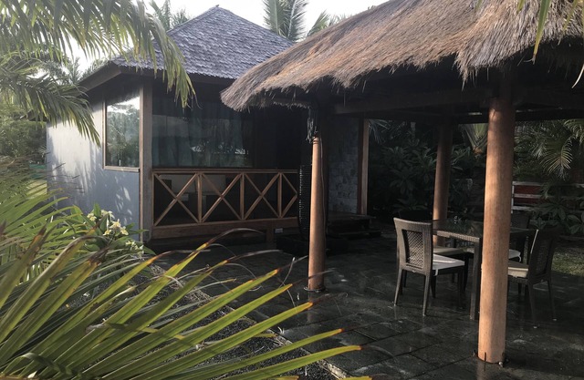 Waterfront Balinese Bungalow - romantic tropical getaway
