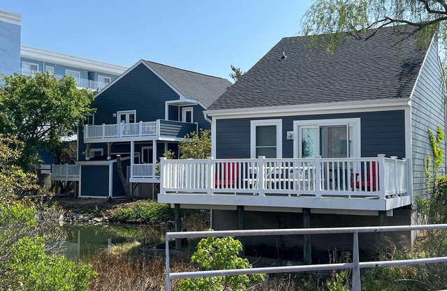 Waterfront beach cottage w/full kitchen, cable, free WiFi - close to the beach