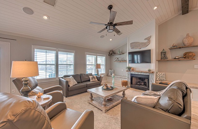 WATERFRONT! BOAT DOCK, OUTDOOR KITCHEN, & MAN CAVE