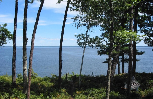 Waterfront comfort & quiet, 200' private beach, overlooks miles of lake