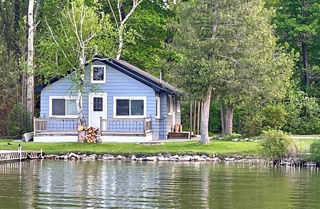 Waterfront Cottage on Long Lake
