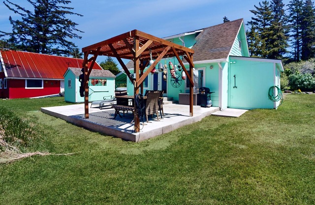 Waterfront cottage w/large deck, fiber optic WiFi, views, and updated interior