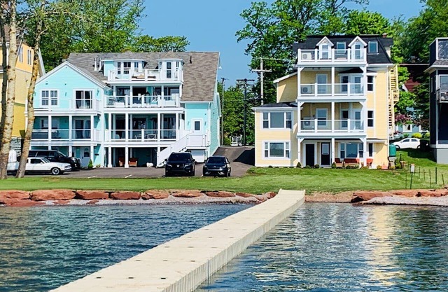 Waterfront Deluxe King Suite Condo Downtown Chtown