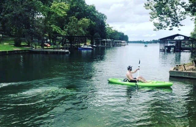 Waterfront! Firepit~3 King bedrms~playroom~kayaks~near restaurants