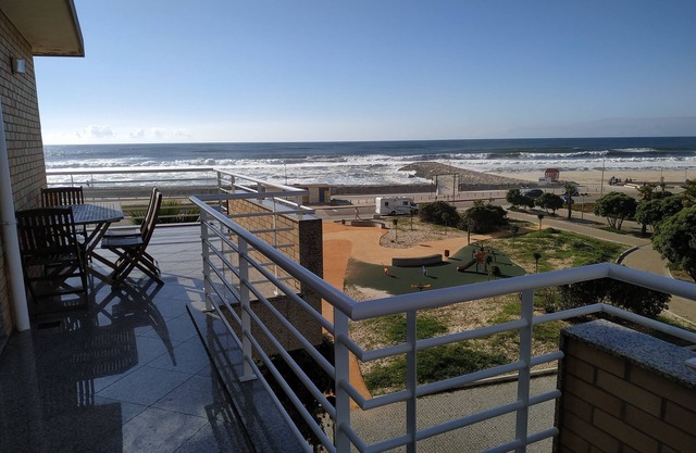 Waterfront, gated community with pools, 2 bedrooms, 2 toilets, up to 6 people.
