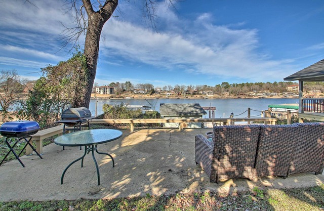 Waterfront Getaway w/Dock on Lake Hamilton!