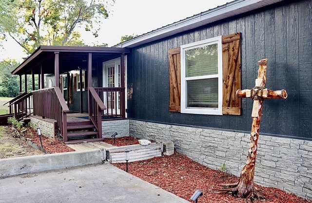 Waterfront home newly renovated! Quiet & peaceful, + a 100 ft dock 2 fish from!