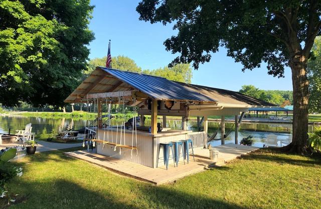 Waterfront Lake House, 20 person Tiki, Outdoor firepit, & Great location!